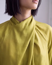 Cargar imagen en el visor de la galería, Blusa cuello cruzado verde
