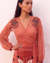 Cargar imagen en el visor de la galería, Blusa de tul bordada coral
