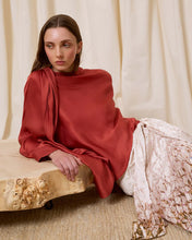 Cargar imagen en el visor de la galería, Blusa con capa teja
