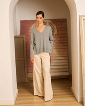 Cargar imagen en el visor de la galería, Jersey aguamarina de pico con lazadas
