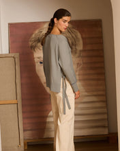 Cargar imagen en el visor de la galería, Jersey aguamarina de pico con lazadas
