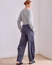 Cargar imagen en el visor de la galería, Pantalón azul de pana bordado
