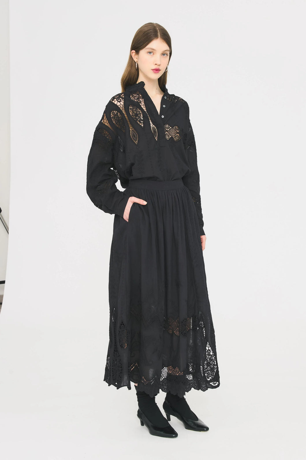 Blusa de encaje negro