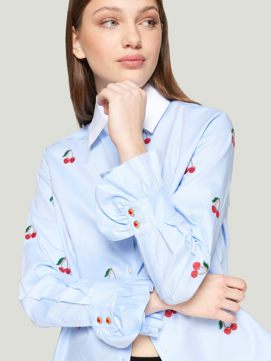 CAMISA CELESTE BORDADO CEREZA
