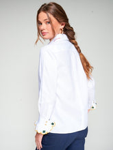 Cargar imagen en el visor de la galería, CAMISA BLANCA BORDADA CON ONDAS Y TRÉBOLES
