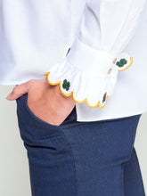 Cargar imagen en el visor de la galería, CAMISA BLANCA BORDADA CON ONDAS Y TRÉBOLES
