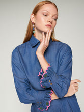Cargar imagen en el visor de la galería, CAMISA DENIM CON BORDADO ONDAS Y FRASE
