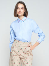 Cargar imagen en el visor de la galería, CAMISA ISA EMB AZUL TWILL
