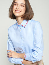 Cargar imagen en el visor de la galería, CAMISA ISA EMB AZUL TWILL
