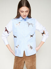 Cargar imagen en el visor de la galería, CAMISA AZUL RAYAS BORDADO PERROS
