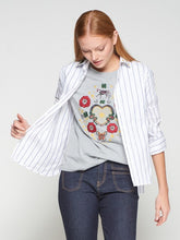 Cargar imagen en el visor de la galería, CAMISA RAYA AZUL CON BORDADO HIPICO
