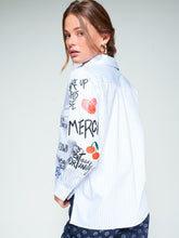 Cargar imagen en el visor de la galería, CAMISA BLANCA RAYAS SERIGRAFIA
