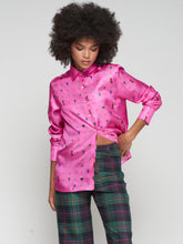 Cargar imagen en el visor de la galería, CAMISA SEDA ROSA ESTAMPADO HÍPICA
