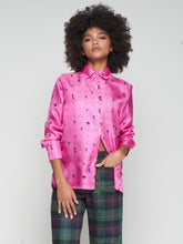 Cargar imagen en el visor de la galería, CAMISA SEDA ROSA ESTAMPADO HÍPICA
