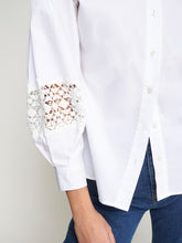 Cargar imagen en el visor de la galería, CAMISA BLANCA POPELÍN ENCAJE
