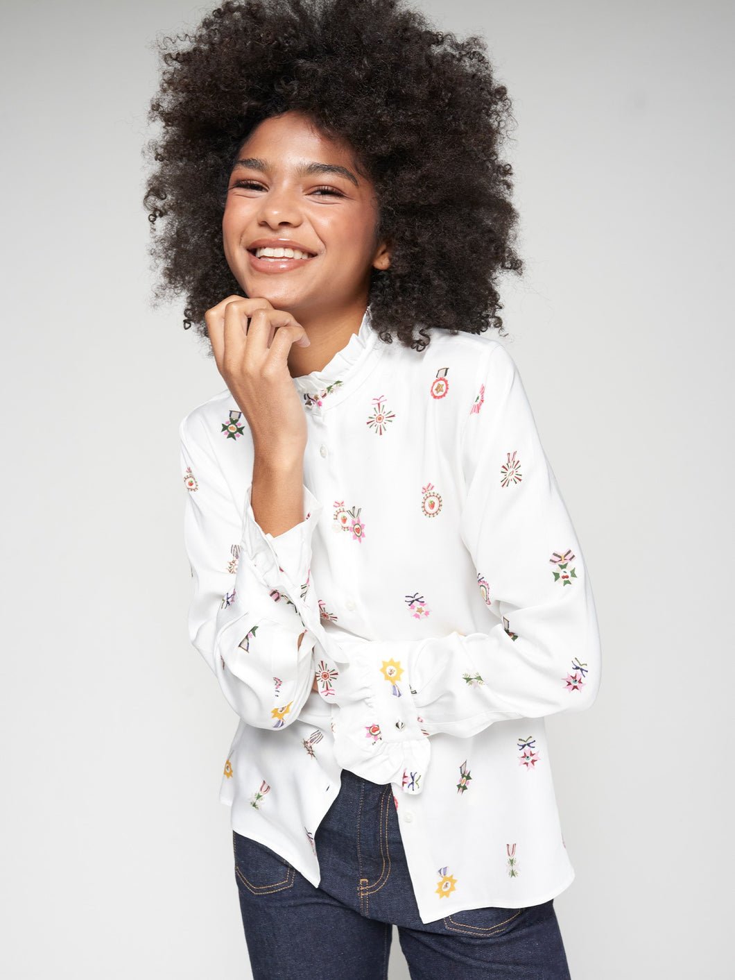 CAMISA BLANCA CONDECORACIONES