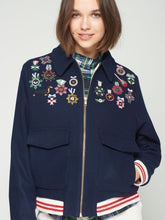 Cargar imagen en el visor de la galería, CHAQUETA BOMBER LANA AZUL MARINO BORDADOS CONDECORACIONES
