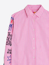 Cargar imagen en el visor de la galería, CAMISA RAYAS ROSA GRAFITI
