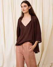 Cargar imagen en el visor de la galería, Top de lurex escote pico chocolate
