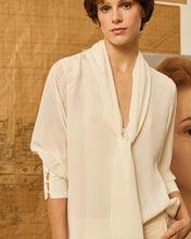 Cargar imagen en el visor de la galería, Blusa marfil con lazada en el cuello
