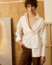 Cargar imagen en el visor de la galería, Camisa blanca con jaretas
