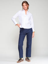 Cargar imagen en el visor de la galería, PANTALON VAQUERO AZUL OSCURO CON BORDADO DE TREBOL Y ONDAS
