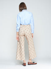 Cargar imagen en el visor de la galería, PANTALON BEIGE ESTAMPADO CEREZAS
