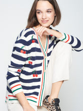 Cargar imagen en el visor de la galería, PUNTO ALINA STRIPES CARDIGAN NAVY ECRU CHERRY
