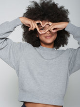 Cargar imagen en el visor de la galería, SUDADERA GRIS ABERTURA CORAZÓN PEDRERÍA
