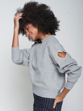 Cargar imagen en el visor de la galería, SUDADERA GRIS ABERTURA CORAZÓN PEDRERÍA
