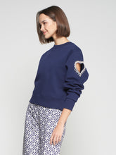 Cargar imagen en el visor de la galería, SUDADERA AZUL ABERTURA CORAZÓN PEDRERÍA
