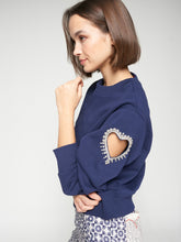 Cargar imagen en el visor de la galería, SUDADERA AZUL ABERTURA CORAZÓN PEDRERÍA

