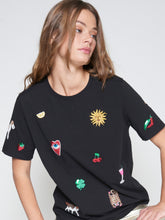 Cargar imagen en el visor de la galería, T-SHIRT AMALIA EMB PUNTO NEGRO
