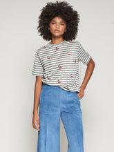 Cargar imagen en el visor de la galería, T-SHIRT AMALIA EMB RAYA NEGRO CRUDO LUREX
