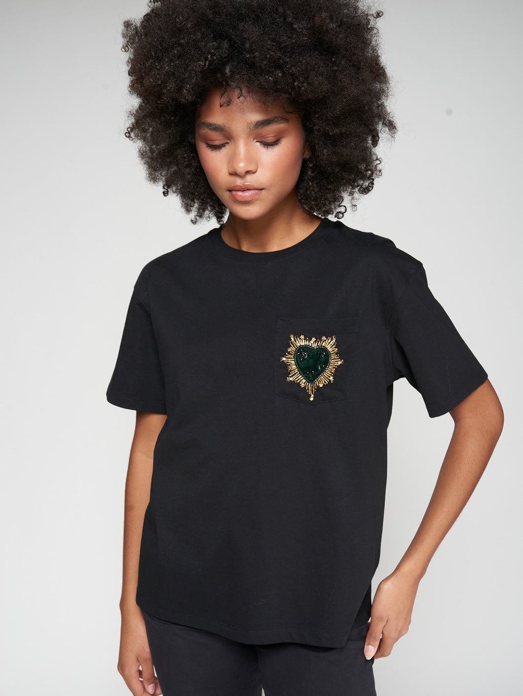CAMISETA NEGRA BORDADO CORAZON