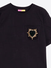 Cargar imagen en el visor de la galería, CAMISETA NEGRA BORDADO CORAZON
