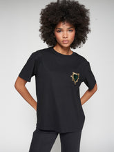 Cargar imagen en el visor de la galería, CAMISETA NEGRA BORDADO CORAZON

