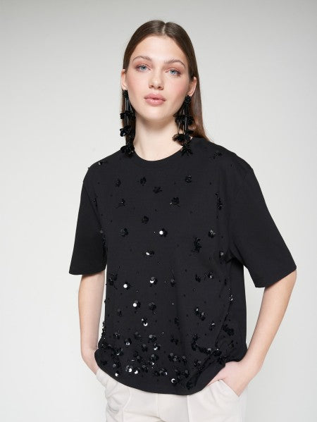 CAMISETA NEGRA FLORES LENTEJUELAS