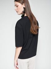 Cargar imagen en el visor de la galería, CAMISETA NEGRA FLORES LENTEJUELAS
