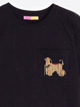 Cargar imagen en el visor de la galería, CAMISETA NEGRA PERRO PEDRERÍA
