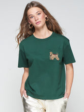 Cargar imagen en el visor de la galería, CAMISETA VERDE PERRO PEDRERÍA
