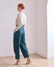 Cargar imagen en el visor de la galería, Pantalón de pinzas brillante verde agua
