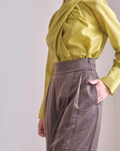 Cargar imagen en el visor de la galería, Pantalón de pinzas brillante marrón
