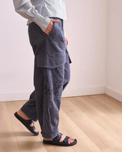 Cargar imagen en el visor de la galería, Pantalón azul de pana bordado
