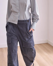 Cargar imagen en el visor de la galería, Pantalón azul de pana bordado
