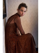 Cargar imagen en el visor de la galería, VESTIDO AZALEA MARRON
