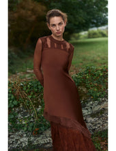 Cargar imagen en el visor de la galería, VESTIDO HIBISCO MARRON
