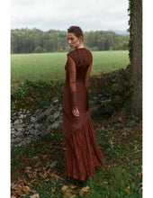 Cargar imagen en el visor de la galería, VESTIDO HIBISCO MARRON
